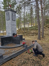 I anledning av Seiersdagen for Den Store Fedrelandskrigen la Geeralkonsulen og ansatte ved Det Russiske Generalkonsulatet i Kirkenes ned blomster til minnesmerker til sovjetiske soldater i Nordland fylke
